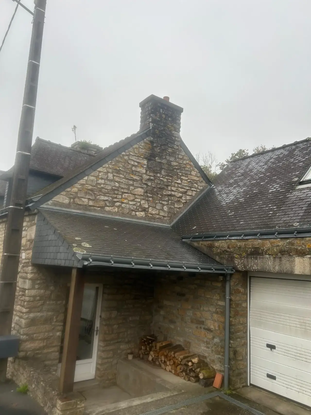 Gouttière anthracite et sa descente, posées en rive de toiture