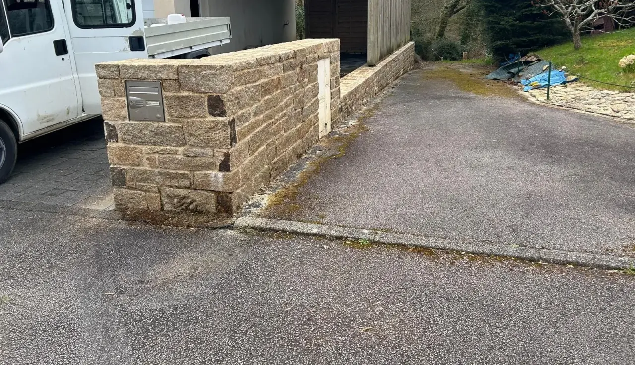 Le même mur en granit après nettoyage, pierre et joints redevenus nets
