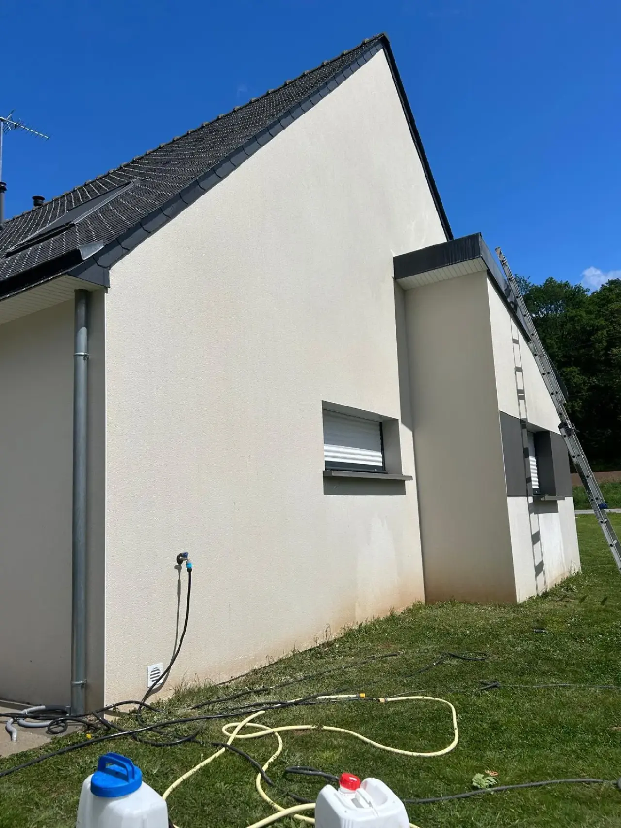 Le même pignon nettoyé, façade claire et uniforme