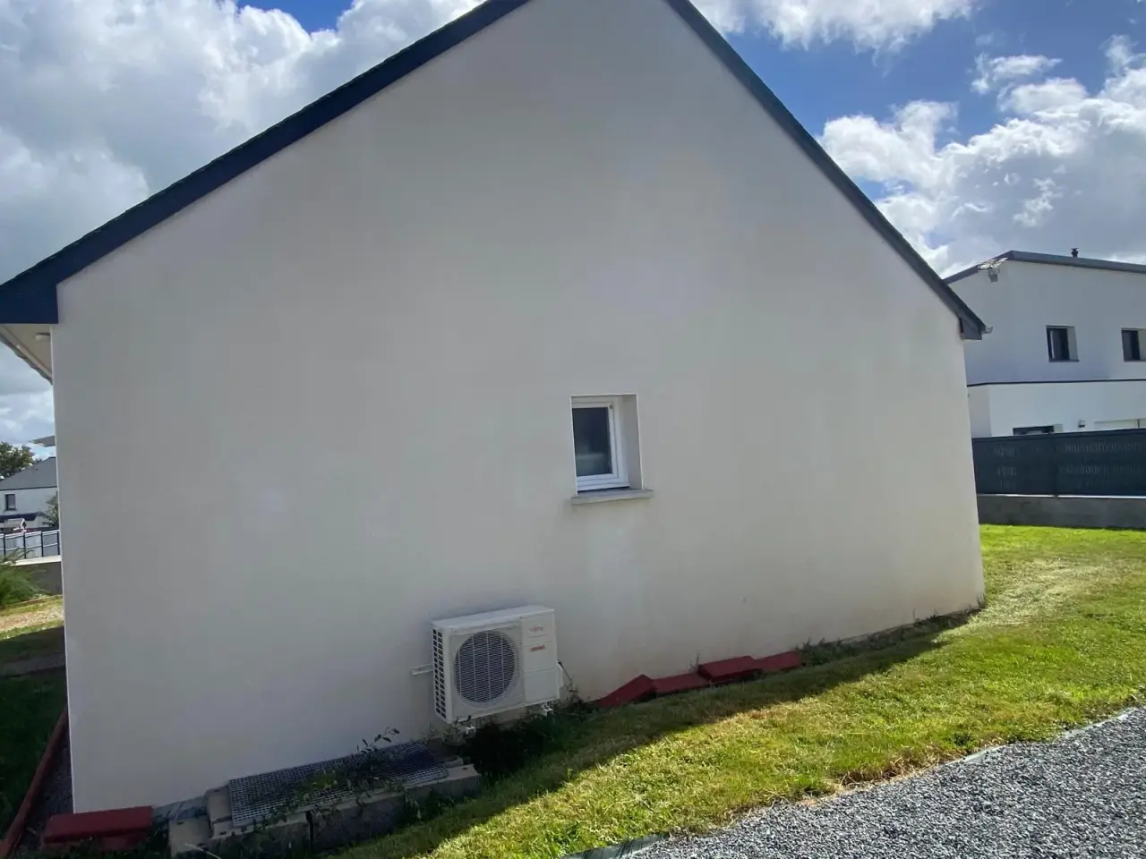 Le même pignon après nettoyage, mur redevenu clair