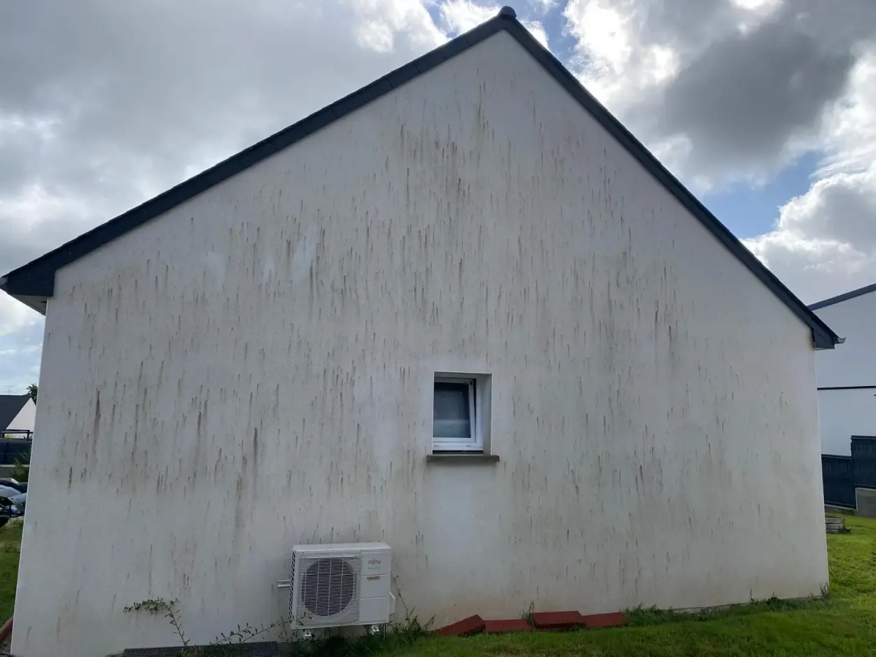 Pignon de maison marqué de coulures noires, avant nettoyage