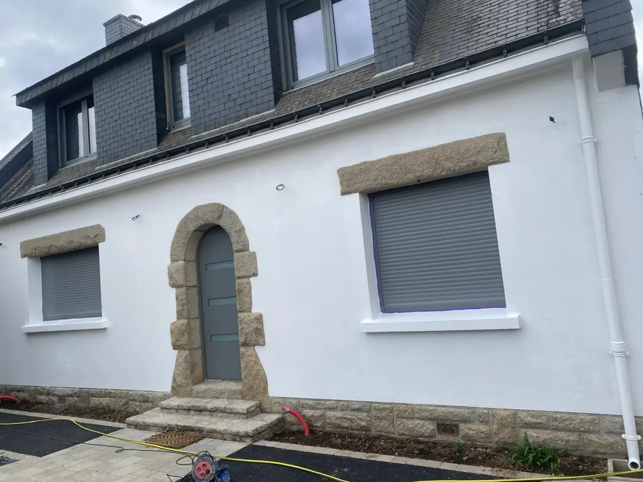 Façade ravalée dont les encadrements en pierre de taille sont remis en valeur