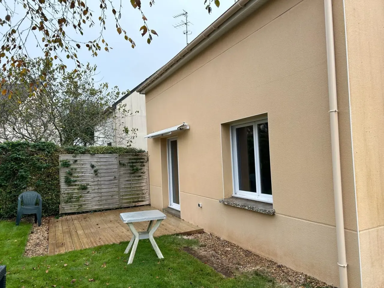 Le même mur latéral repris en crépi beige, après ravalement