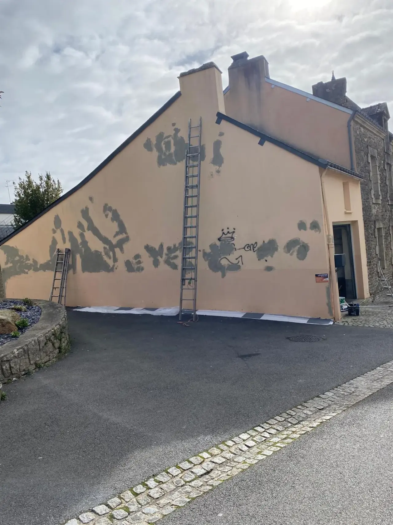 Pignon en enduit saumon piqué et terni, avant reprise