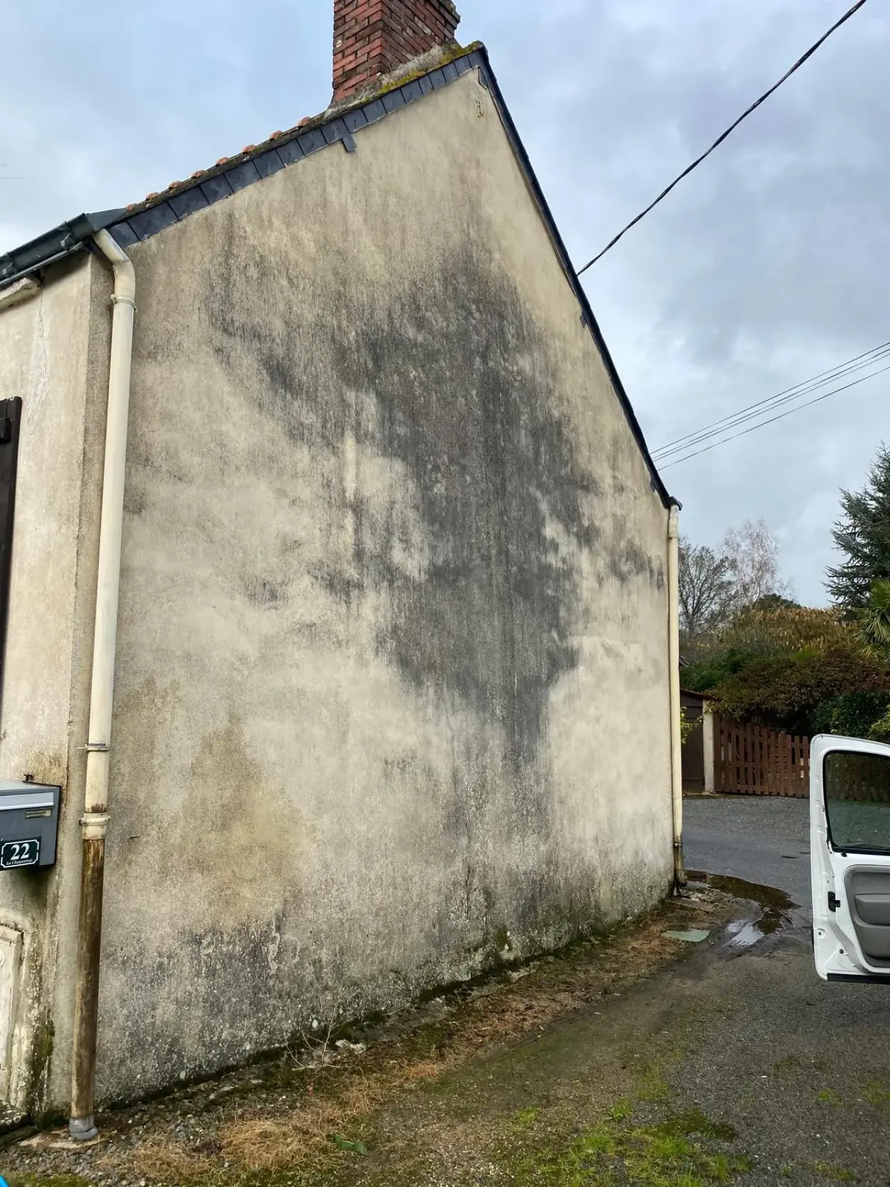 Pignon de maison noirci par les salissures, avant ravalement