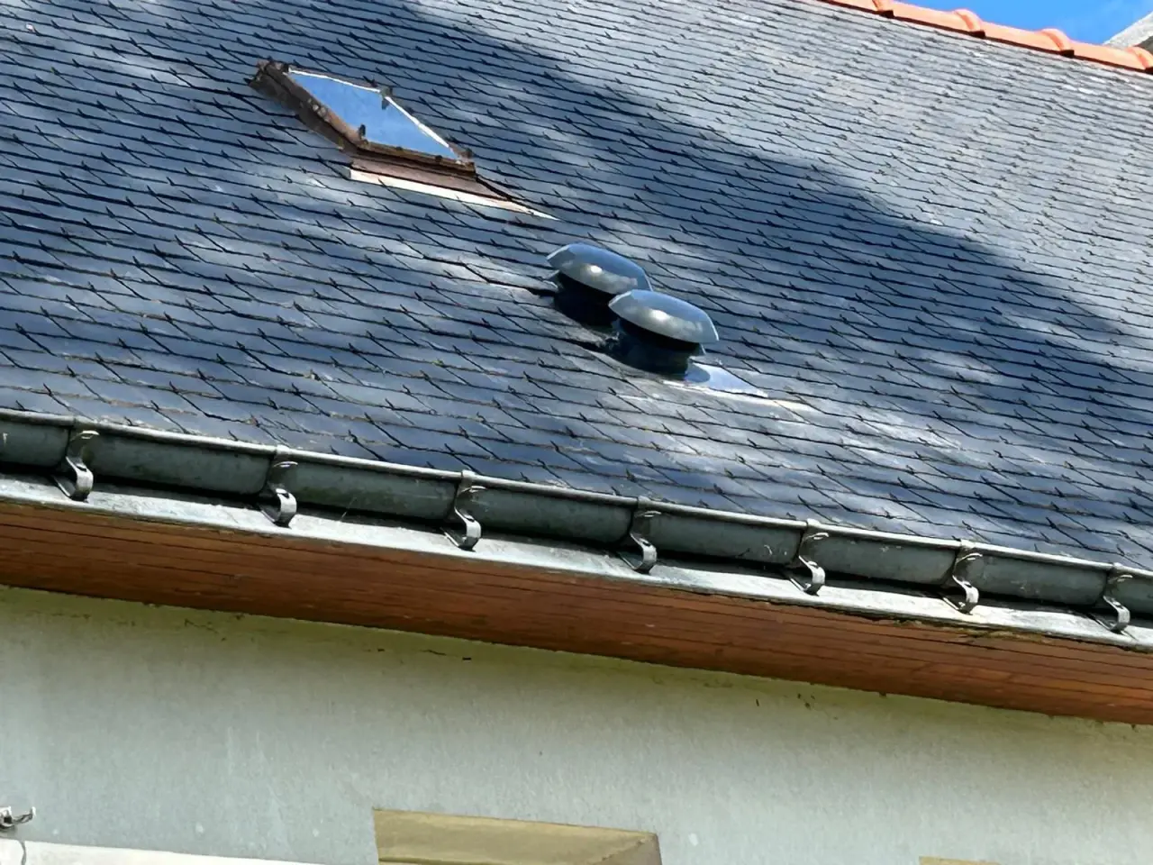 Deux sorties de toit de ventilation neuves sur une couverture en ardoises